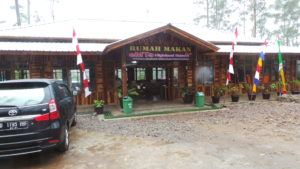 RUMAH MAKAN Emte Highland Resor Ciwideuy, Bangunannya terlihat biasa saja, namun ruangannya terlihat luar biasa ( Saufat Endrawan/ OPINEWS.COM )