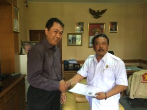 Wakil Ketua DPRD Kabupaten Bandung, Yayat Hidayat terima berkas Pasar Ciwidey dari Komisari PT. Primatama, Rabu (9/11/2016). ( Foto/Saufat Endrawan/OPININEWS.COM )