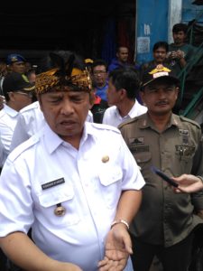 Kasatpol PP Kabupaten Bandung, Usman Sayogi, dampingi Bupati Bandung, Dadang M Naser. Sabtu (26/11/2016). ( foto/ saufat endrawan/ opininews.com)