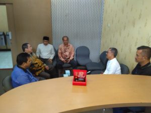 Kasubag Humas DPRD Kab. Bandung, Dikdik dan staf saat mendamping Anggota DPRD, Aef Dedi sharing terkait tugas Badan kehormatan DPRD. ( foto/ saufat endrawan/ opininews.com )